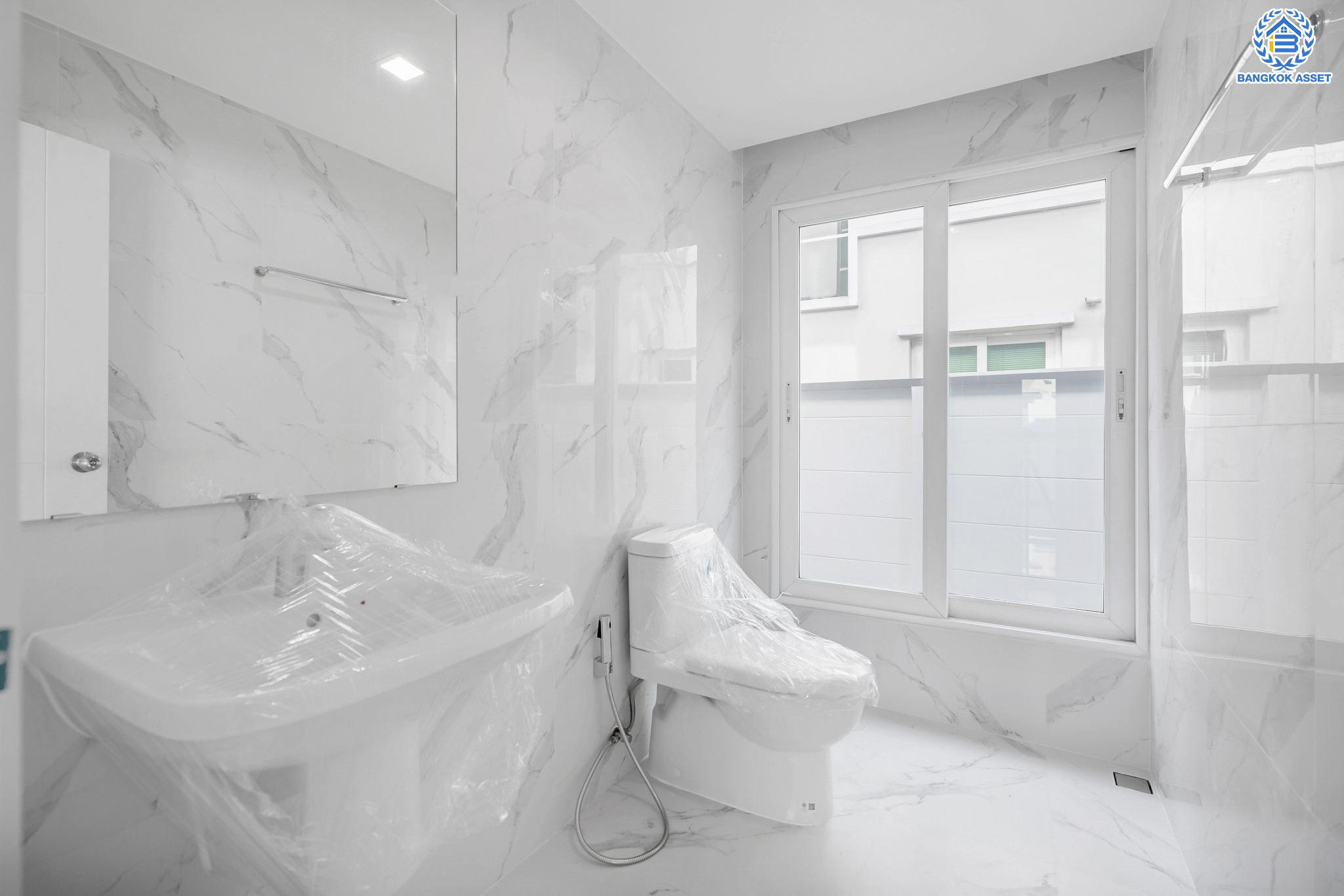 บ้านมือสองตกแต่งใหม่ ม.ลัดดารมย์ วัชรพล แบรนด์ Q.House เนื้อที่ 85.9 ตร.ว. ฟังก์ชัน 4 ห้องนอน 4 ห้องน้ำ จอดรถได้ 2 คัน Facilities ครบครัน บนทำเลเชื่อมต่อหลายเส้นทาง ถ.รามอินทรา ถ.สายไหม และถ.พหลโยธิน ใกล้สนามบินดอนเมือง ทางด่วน "ศรีรัช" และ "เซ็นทรัลรามอินทรา"